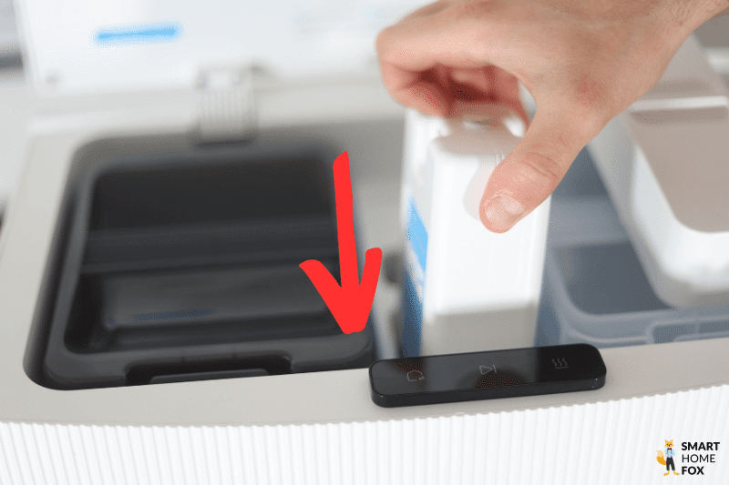 Картридж с чистящим средством вставляется в базовую станцию Dreame L20 Ultra.